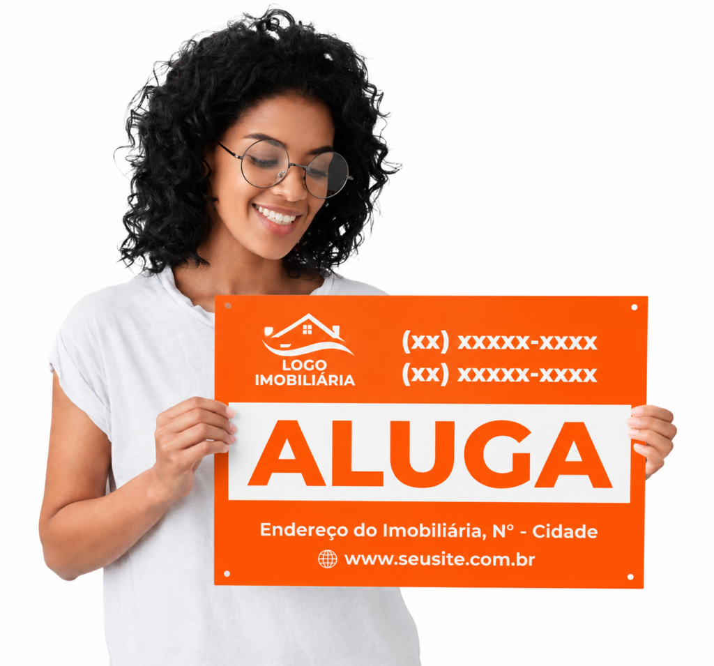 Mulher sorrindo segurando placa de imobiliária laranja com destaque para aluguel
